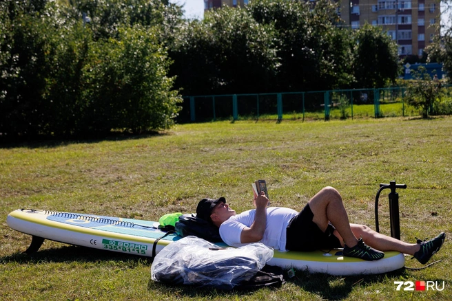Или просто отдохнуть на собственноручно накачанном сапе с книжной в руках. Почему нет? | Источник: Ирина Шарова / 72.RU