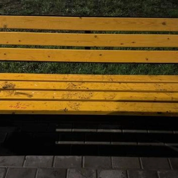 На лавочках видны следы обуви | Источник: Подслушано в Кораблино / Vk.com