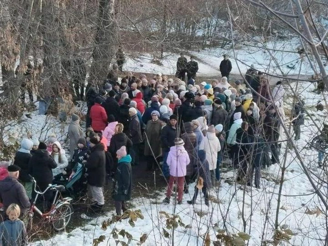 Местные жители собирались на встрече, чтобы обсудить свою проблему с журналистами | Источник: Алена Ускова