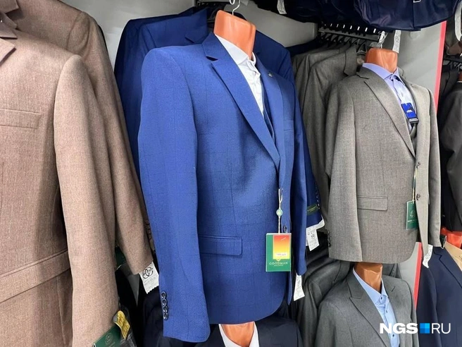 Мужские костюмы в магазине состоят из жилеток, пиджаков и рубашек | Источник: Настасья Медведева / NGS.RU