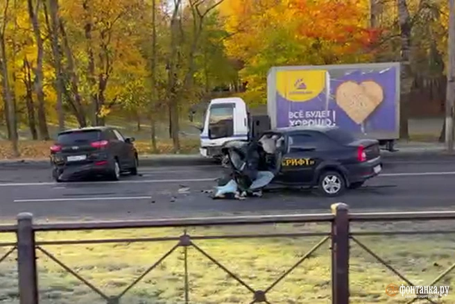 Такси в овраге и тело на дороге. Смертельное ДТП сковало Петергофское шоссе | Источник: читатель «Фонтанки»