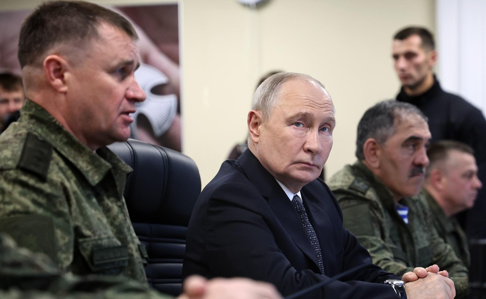 Владимир Путин прилетел на Урал. Что он здесь делает?