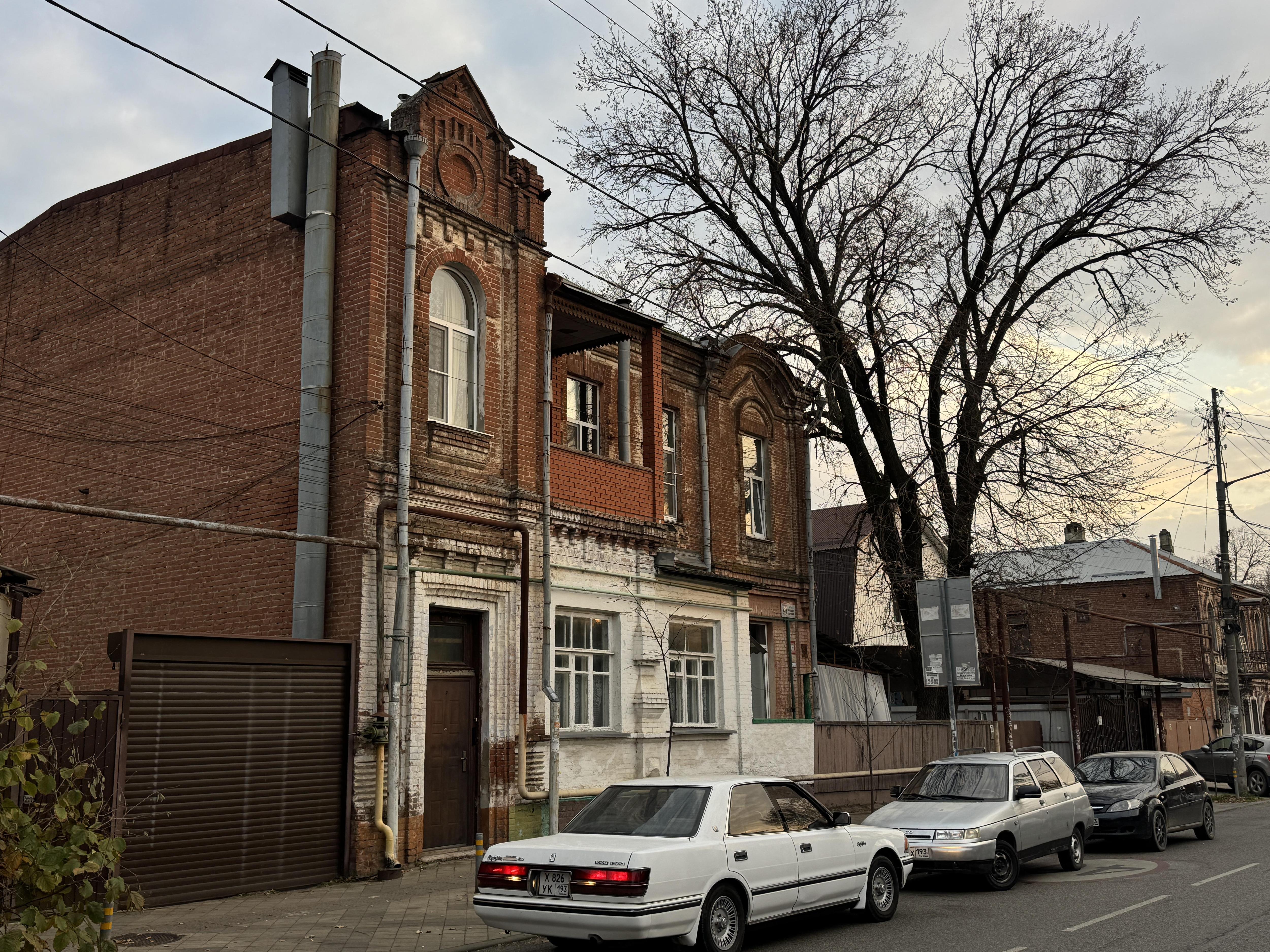 Дом периода эклектики в кирпичных формах, построен в период 1900–1910 годов. На первом фото — 1985 год | Источник: Дарья Паращенко / 93.RU