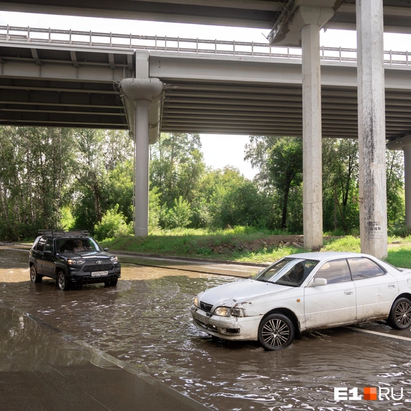 Некоторые водители не решаются проезжать на низких авто и разворачиваются | Источник: Владислав Лоншаков / E1.RU