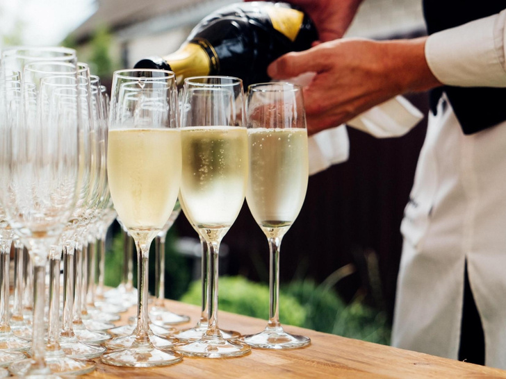 Шампанское, игристое вино и просекко: в чем разница между этими напитками (и какой лучше подавать к столу)