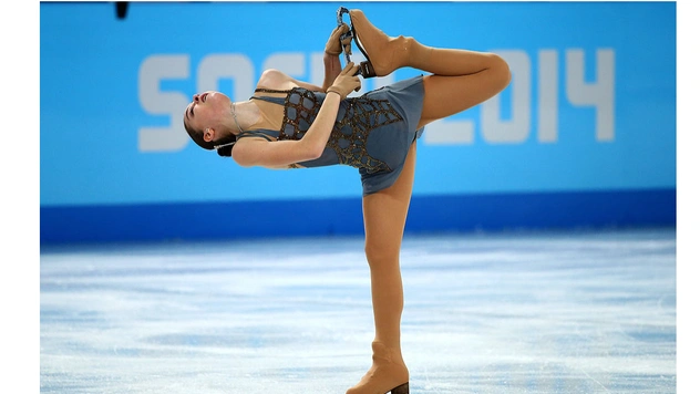 Фигуристка-чемпионка Аделина Сотникова показывает идеальную растяжку (фото)