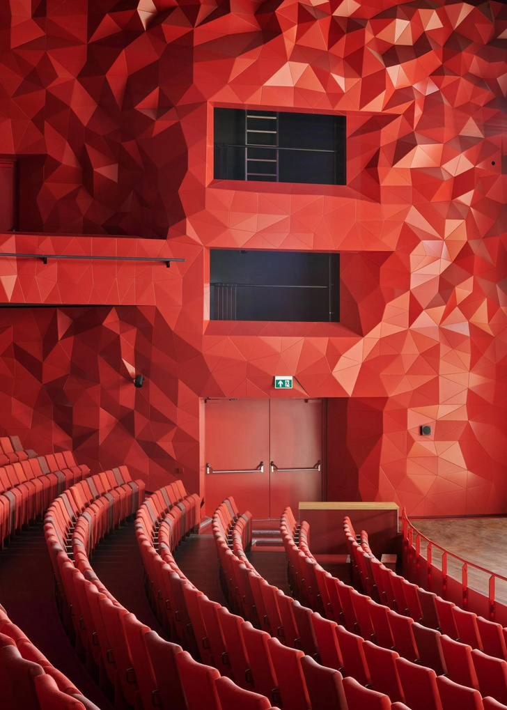 Фото №6 - В Роттердаме построили театр с необычными зрительными залами