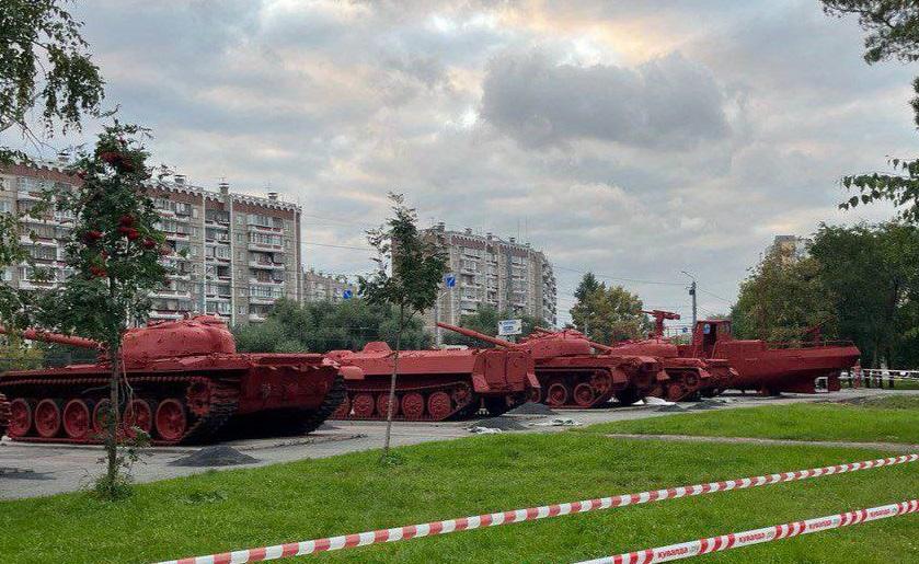 Танки в Саду Победы стали розовыми почти за 3 миллиона рублей. Рассказываем, зачем это нужно