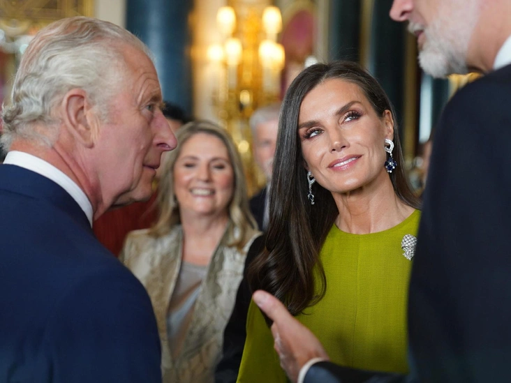 Накануне коронации, 5 мая 2023 года, Карл III провел прием для иностранных гостей, прибывших в Великобританию. На этой фотографии он беседует с королем Испании Фелипе VI и королевой Летицией