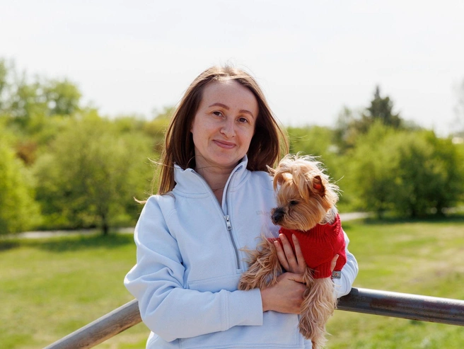 Мария запечатлена со своей собакой Бэллой. | Источник: Ирина Шарова / 72.RU 