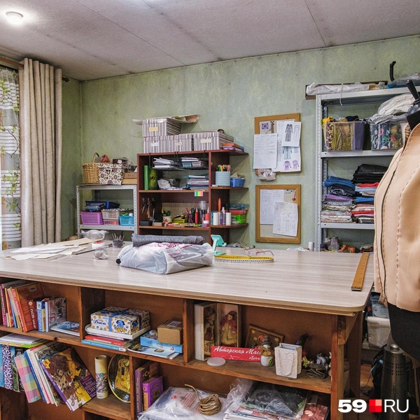 Большой стол, на котором удобно делать выкройки | Источник: Тимофей Калмаков / 59.RU