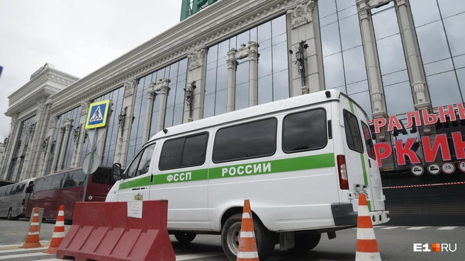 Приставы приехали в «Гринвич» ранним утром | Источник: Владислав Лоншаков / E1.RU
