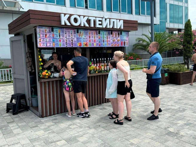 Очередь за коктейлями с утра | Источник:  Читатель 72.RU 