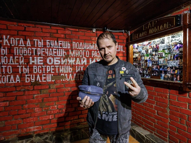 Посетители отдают дань уважения легендарному месту. | Источник: Алексей Волхонский / V1.RU