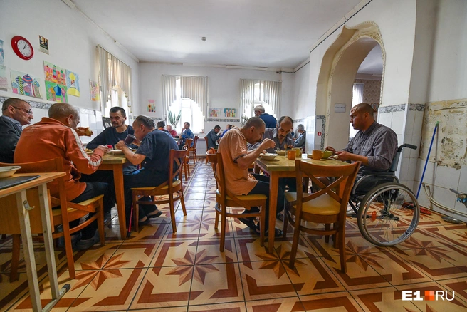 В приюте Ольги Бахтиной есть бывшие постояльцы рабочих домов. Они пришли сюда сами, когда не смогли работать | Источник: Артем Устюжанин / E1.RU