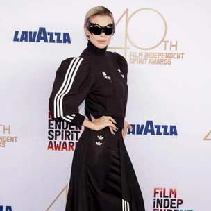 Джулия Фокс фантастически носит Adidas на красных дорожках — и нам захотелось