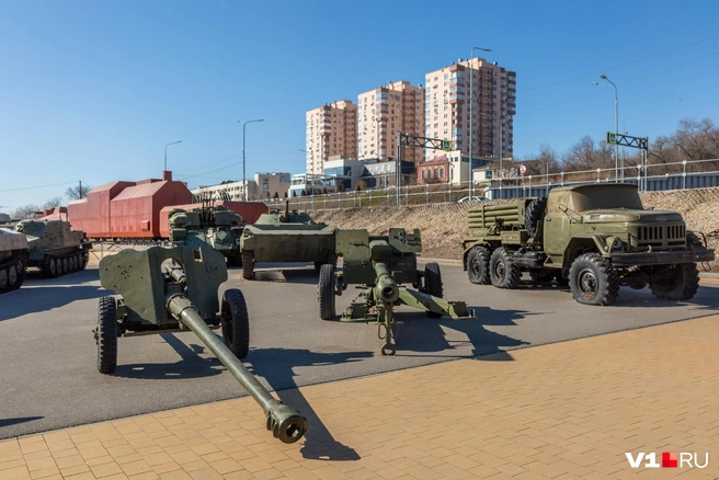 На фоне зеленой военной техники красный паровоз выглядит немного чужеродно | Источник: Константин Завриков / V1.RU