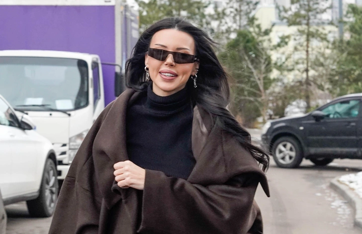 Блогер не показывает слез, — наоборот, на людях она смеется и улыбается