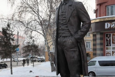 В Барнауле открыли памятник Достоевскому