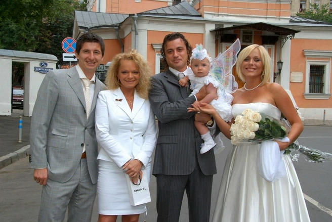 Счастливые родители с крестными своего маленького ангелочка | Источник: Вера Алдонина / Vk.com