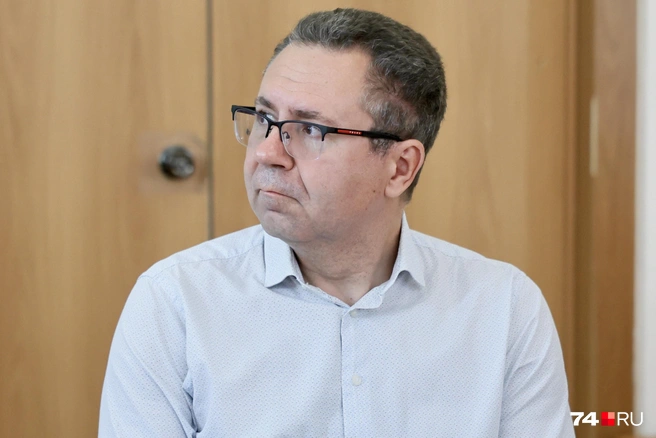 Его защищает адвокат Андрей Родинов, работавший ранее в прокуратуре и СК | Источник: Михаил Шилкин