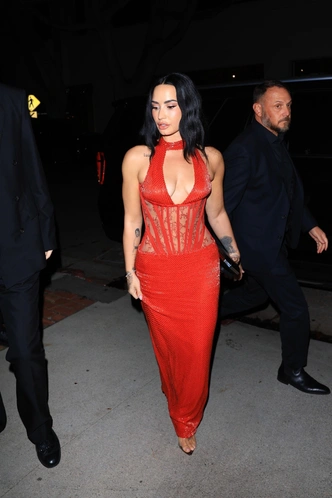 Кажется, Деми Ловато снова вдохновилась Ким Кардашьян | marieclaire.ru