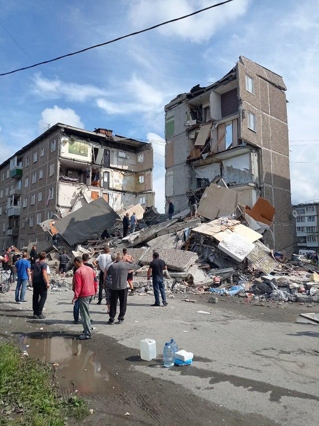 В Нижнем Тагиле обрушился подъезд после взрыва газа: подробности о пострадавших