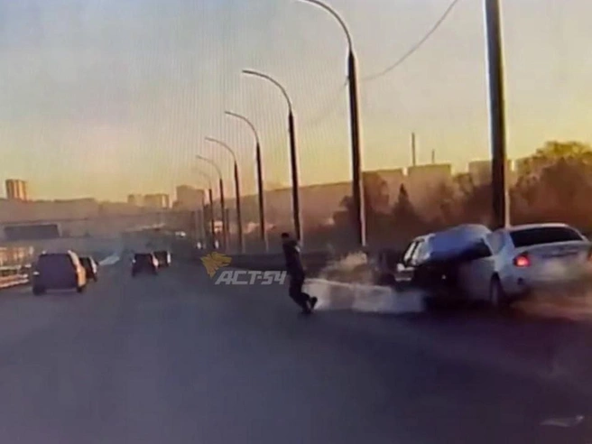 Водитель едва избежал смертельного исхода в ДТП | Источник: Телеграм-канал «АСТ-54 Black»