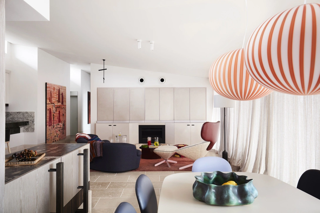 Основные оттенки гостиной — лососевый, сливовый и оранжевый — прослеживаются в оформлении всей квартиры. | Источник: Прю Руско