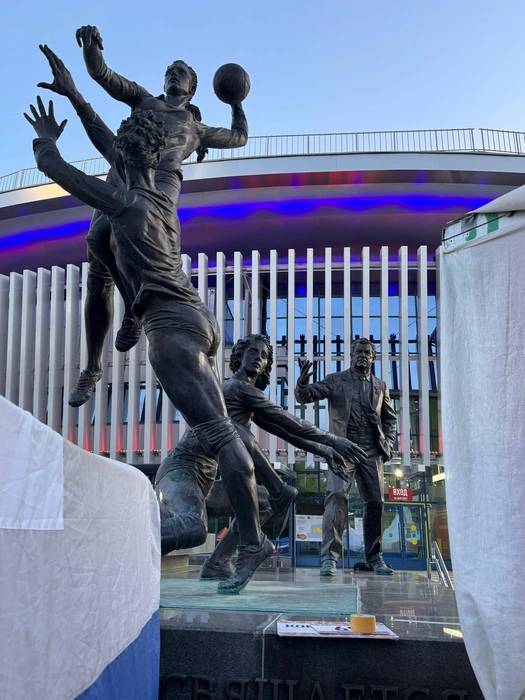 Памятник Карполю поражает: фигуры парят в воздухе практически без точки опоры | Источник: герой публикации