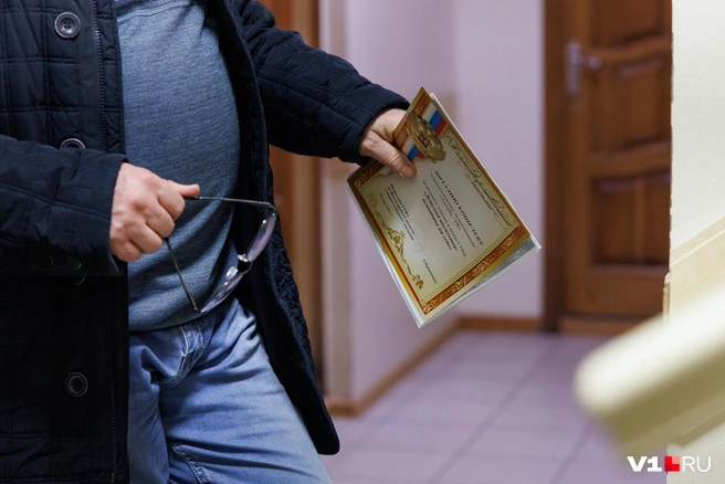 Грамоты Виталию Кошелеву от ГУ МВД России по Волгоградской области | Источник: Алексей Волхонский / V1.RU