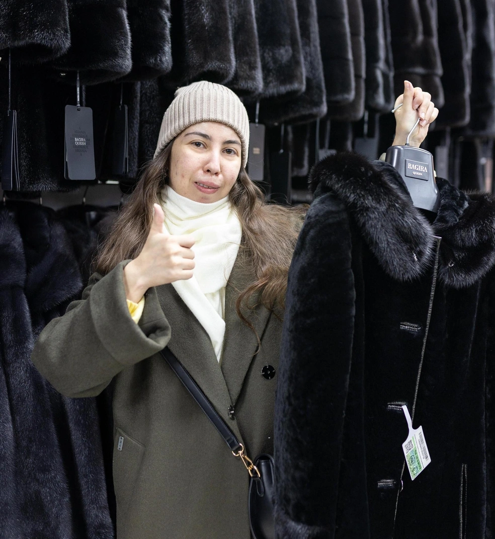 Одна из жительниц Тюмени стала счастливой обладательницей шубы | Источник: Центр меха BAGIRA