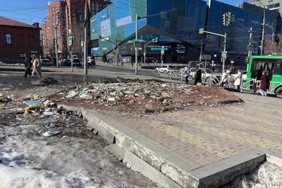 Свалка в центре Екатеринбурга после сноса цветочного ларька