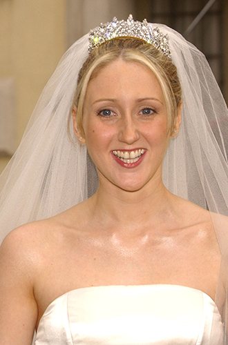 Клэр Виндзор, графиня ОльстерскаяВ 2002 году играть свадьбы начало вот уже третье поколение герцогов Глостерских. Пионером стал старший сын Ричарда и Биргитты, взявший в жены обыкновенного врача, которая, к слову, до сих пор предпочитает представляться не графиней Ольстерской, а просто доктором Клэр Бут. Собственно, свадьба влюбленных была такая же скромная, но все же – с тиарой на голове у невесты, которая была вытащена из старых запасников герцогов Глостерских.