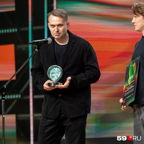 Награду получил основатель «КТО ЭТО Studio» Никита Гойнов (слева). Благодарностью наша редакция отметила и архитектора Александра Заболотникова, также работавшего над проектом | Источник: Василина Любимова / 59.RU