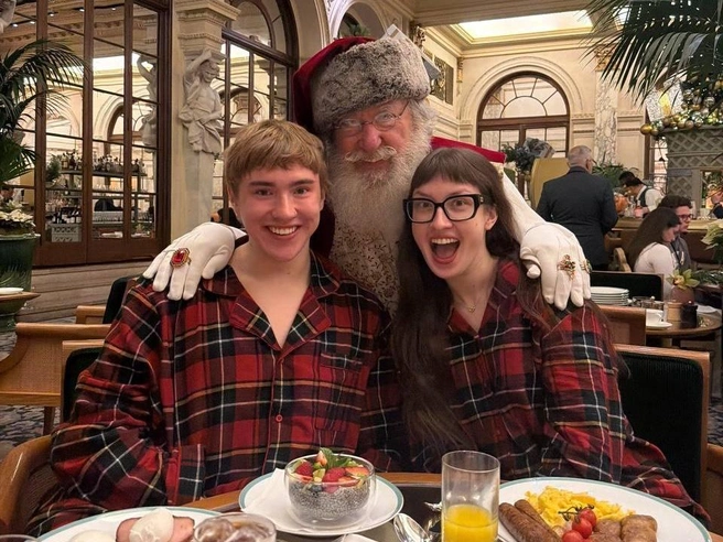 Рождество пара встречала в Нью-Йорке, в отеле Plaza, где проходили съемки фильма «Один дома» | Источник: барашик лизок @barrashik / T.me