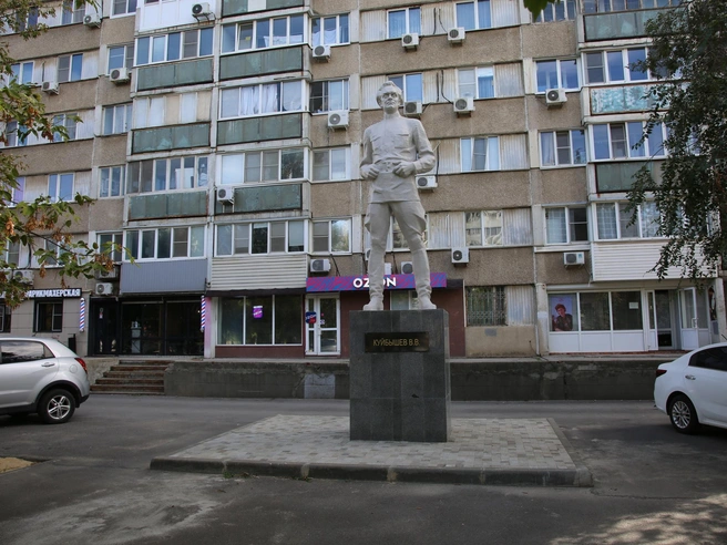 На памятнике появилась и табличка с именем героя | Источник: Константин Завриков / V1.RU