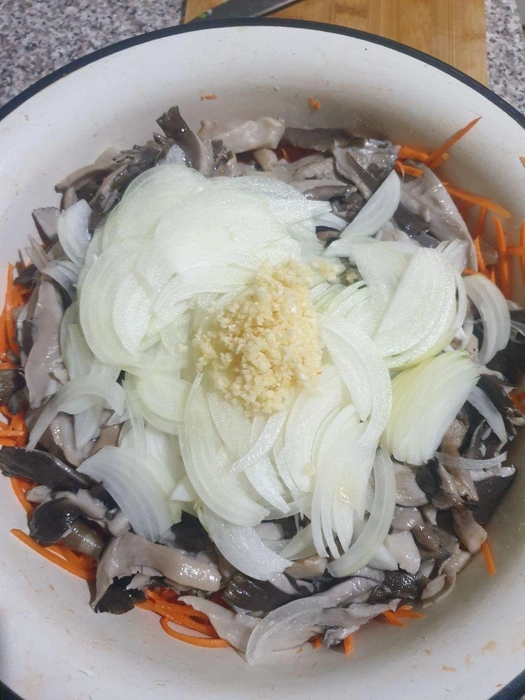 Добавляем лук, чеснок, специи, соль и перец | Источник: Елена Кан