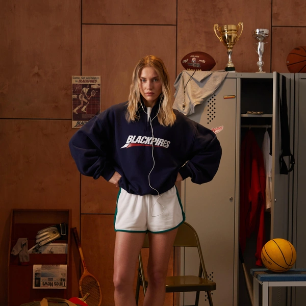 Анорак&nbsp;— 7500 рублей. Надеваем&nbsp;—&nbsp;и сразу на пробежку | Источник: blackpires_bp / Instagram* (деятельность соцсети запрещена на территории РФ)