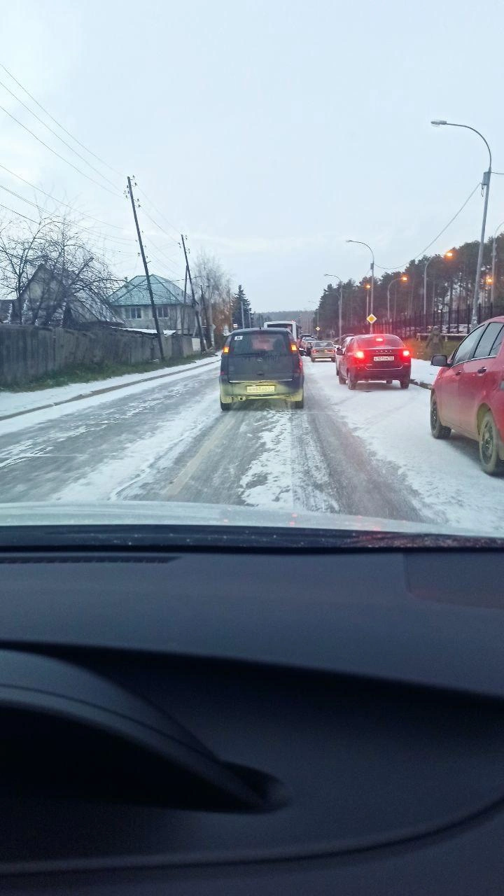 На Екатеринбург обрушился снегопад, который принес с собой гололед, пробки  и аварии - 23 октября 2023 - Е1.ру