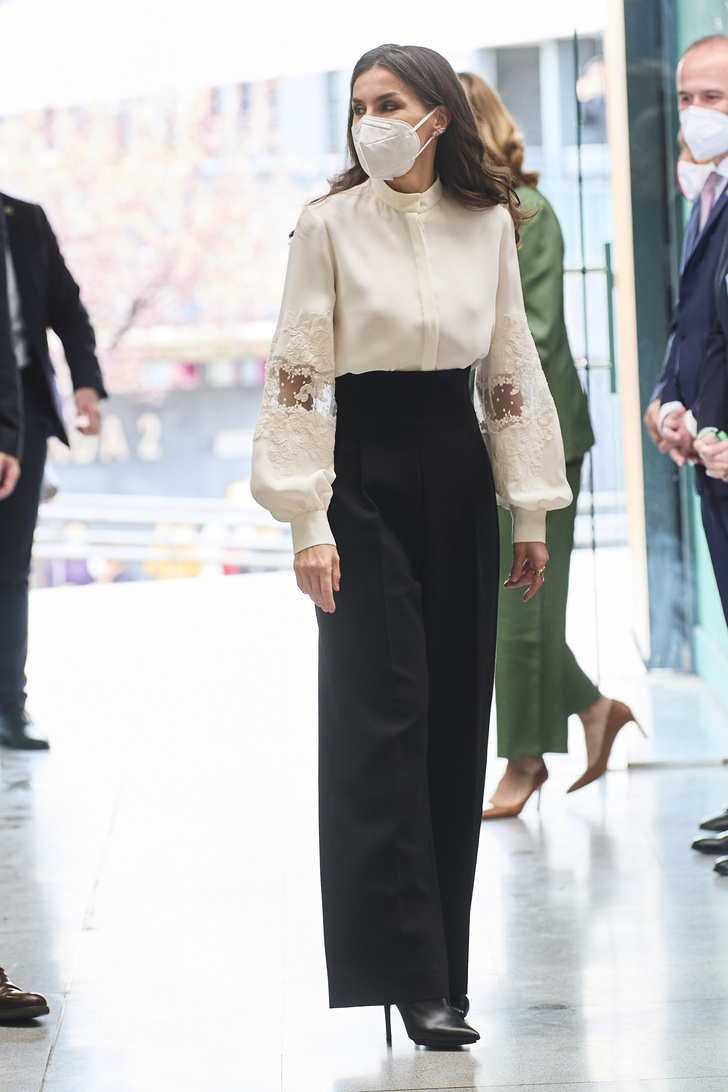 Блуза с объемными рукавами и свободные брюки, имитирующие юбку: новый выход королевы Летиции