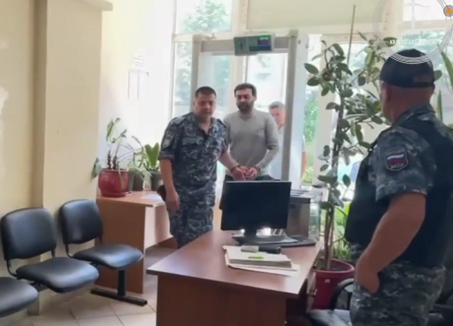 Подсудимый доставлен в зал суда под конвоем | Источник: Объединенная пресс-служба судов Краснодарского края