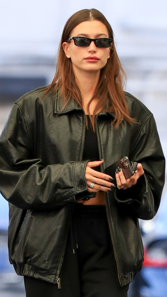 Хейли Бибер носит самую модную кожаную куртку этой осени