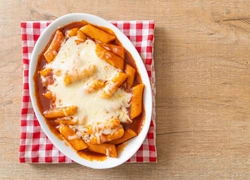 Токпокки с сыром и острым соусом: корейское блюдо, которое вы приготовите всего за 20 минут