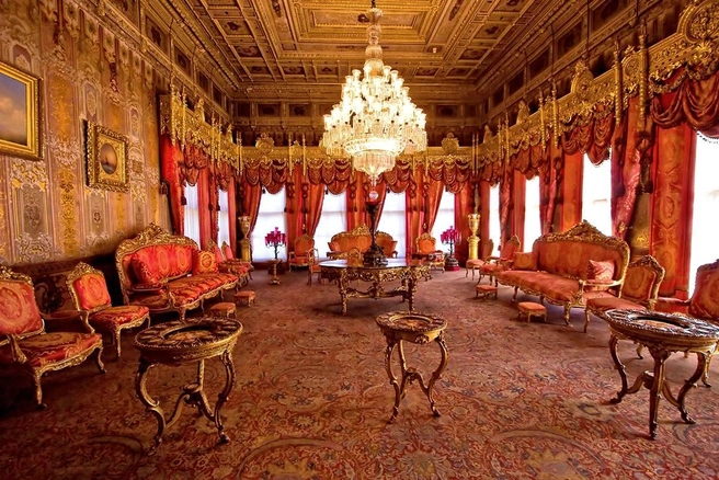 Дворец обставлен шикарной мебелью | Источник: Mistervlad, Genova, EvrenKalinbacak / Shutterstock / FOTODOM
