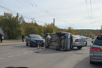 В Юбилейном при ДТП машина перевернулась на бок