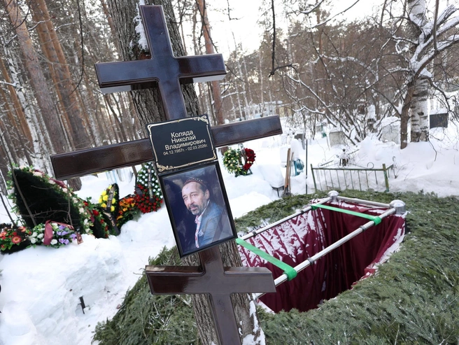 Захоронение находится вблизи от входа на кладбище | Источник: Владислав Лоншаков / E1.RU