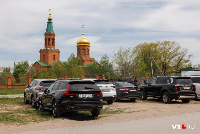 По периметру и внутри храма дежурила полиция | Источник: Алексей Волхонский / V1.RU