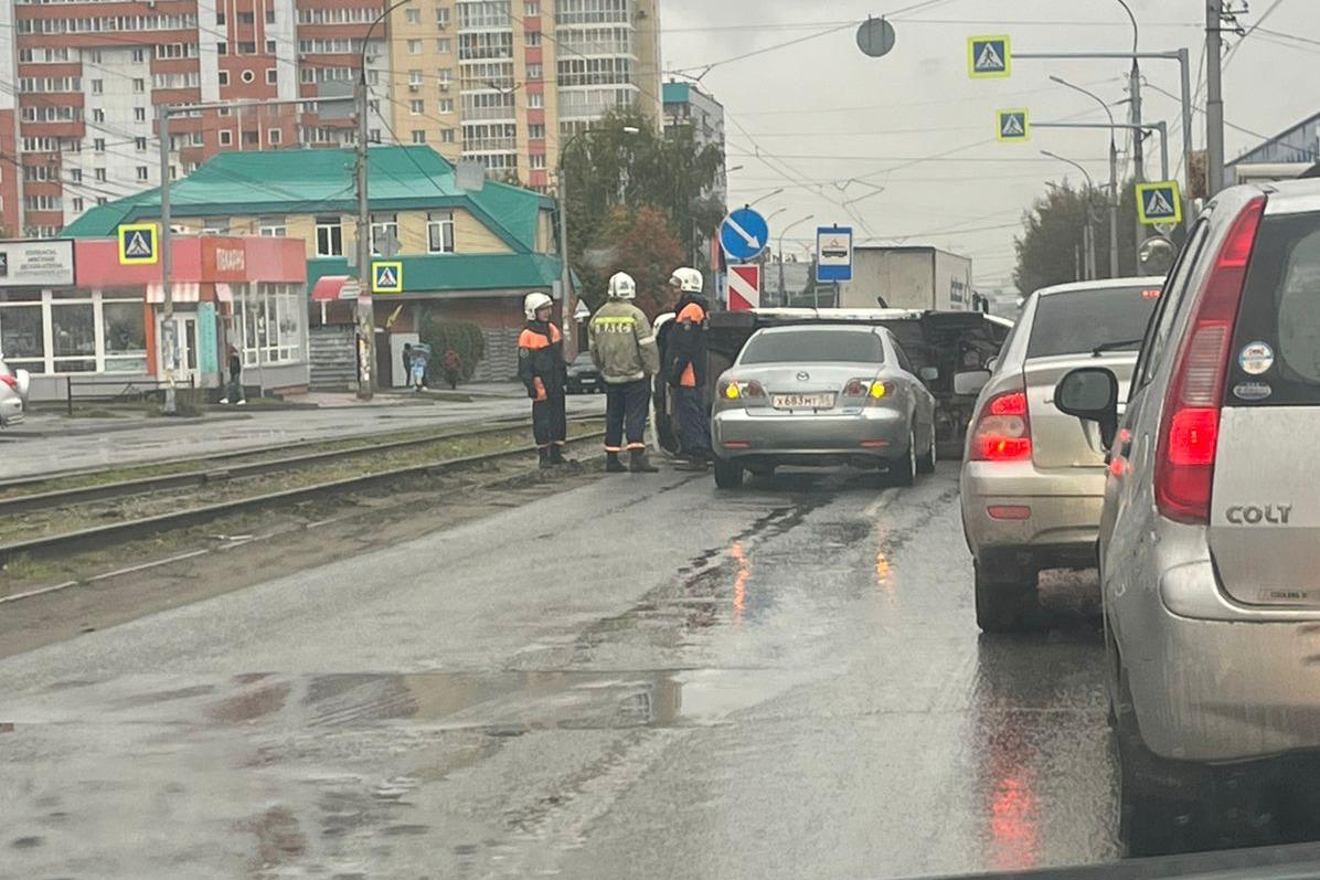 В Новосибирске перевернулся ВАЗ на Гурьевской — водитель и его пассажиры  скрылись с места аварии - 25 сентября 2023 - НГС.ру