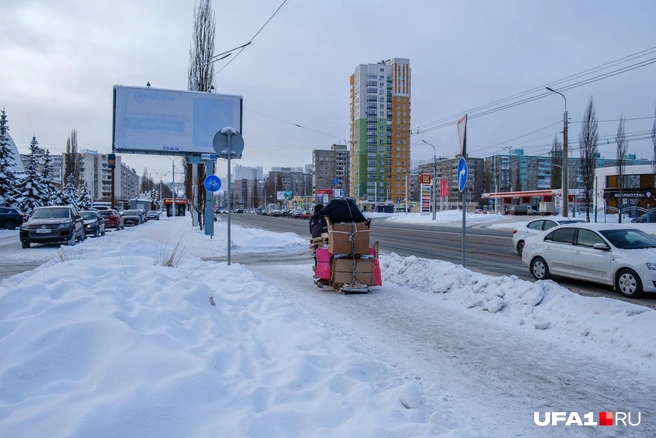 Тротуар настолько чистый, что можно пройти даже вот так | Источник: Булат Салихов